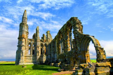Whitby Abbey, İngiltere 'nin Kuzey Yorkshire kentindeki Kuzey Denizi' ne bakan bir uçurumun üzerinde bulunan tarihi bir harabe. 7. yüzyılda kuruldu..