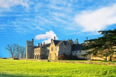 Lacock Abbey, İngiltere 'nin Wiltshire şehrinde bulunan tarihi bir kır evi. 1232 'de kuruldu. Günümüzde, Harry Potter da dahil olmak üzere film ve televizyon dizileri için bir çekim yeri olarak ünlüdür..