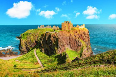 Dunnottar Şatosu, İskoçya 'da Kuzey Denizi' ne bakan kayalık bir uçurumun üzerindeki yıkık bir ortaçağ kalesidir. Kale Orta Çağ 'a dayanıyor..
