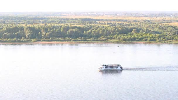Bateau à vapeur flottant sur la rivière. Navigation. Large Volga rivière — Video