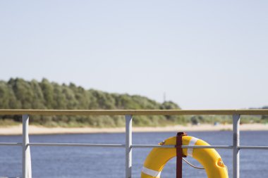 nehrin arka planda lifebuoy