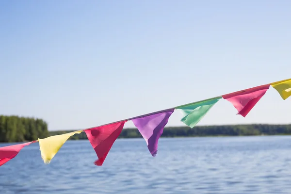 Çok renkli bayraklar çırpınan