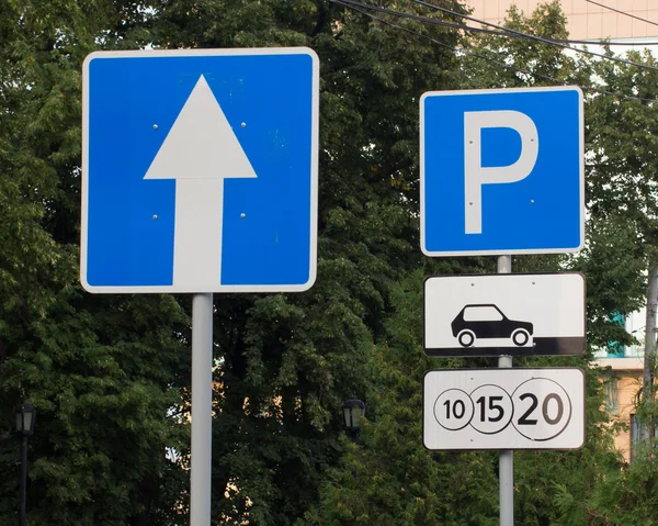 Znak parkingowy w mieście — Zdjęcie stockowe