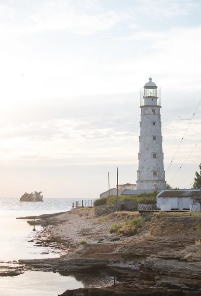 Faro se encuentra en la playa — Foto de Stock