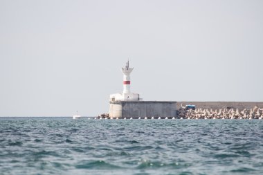 Deniz feneri kayalık bir pelerin standları