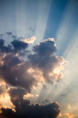 Güneşin ışınları bulutların arasında parlıyor
