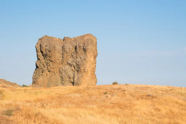 Büyük kayanın üzerinde deniz kıyısı
