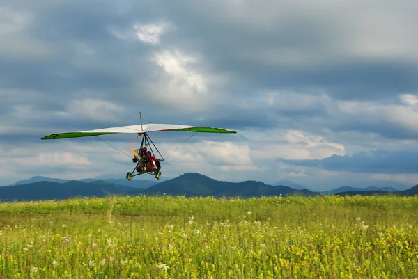 Zweefvliegtuig vliegt over het gras — Stockfoto