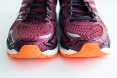 Beyaz arka planda spor ayakkabıları