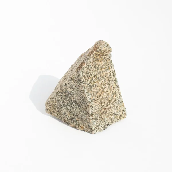 Piedra triangular sobre fondo blanco — Foto de Stock