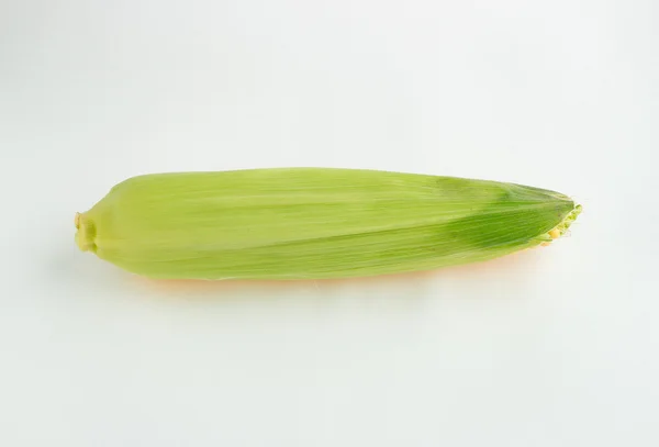 Groen geel maïs op een witte achtergrond — Stockfoto