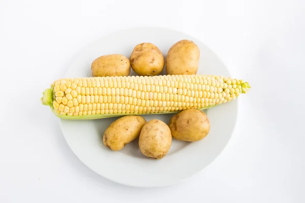 Mısır ve patates bir plaka üzerinde
