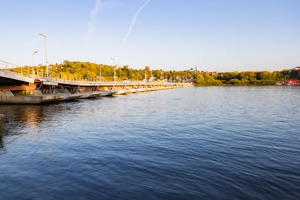 Breda floden och bron hösten — Stockfoto
