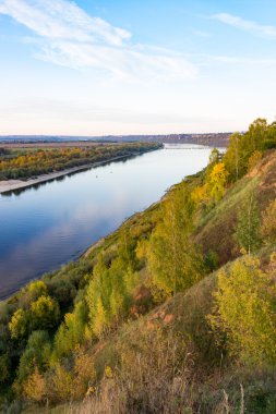 Sonbaharın yükseklikten geniş nehir