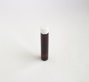 Beyaz bir arka plan üzerinde koyu flakon