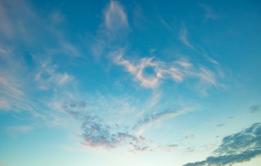 Mavi gökyüzü ve bulutlar arka plan