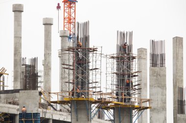 Büyük bir bina inşaatı çalışma yapanlar