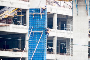 Büyük bir bina inşaatı çalışma yapanlar