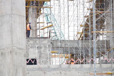 Büyük bir bina inşaatı çalışma yapanlar