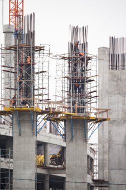 Büyük bir bina inşaatı çalışma yapanlar