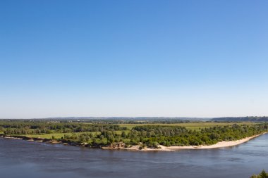 Yaz aylarında geniş nehir