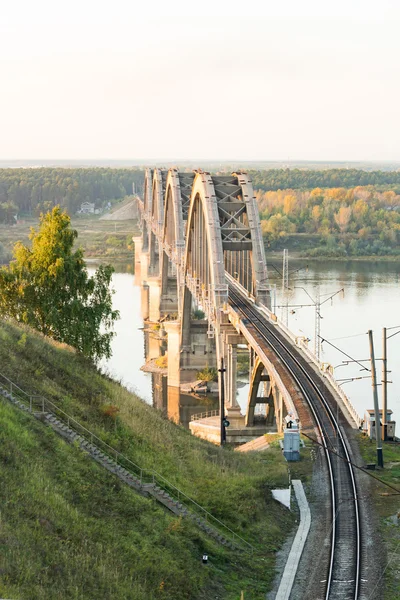 Railway bridge over the river in the autumn, september — Stock Photo, Image