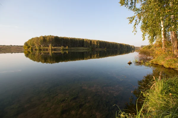 Lugn klara sjö i skogen. Hösten, september landskap — Stockfoto