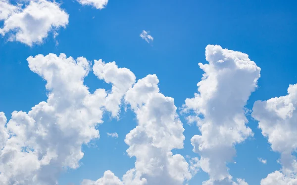 Ciel bleu et nuages fond — Photo