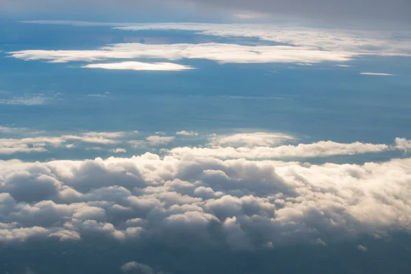 Vue de la fenêtre de l'avion aux nuages — Photo