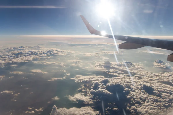 Vue de la fenêtre de l'avion aux nuages — Photo