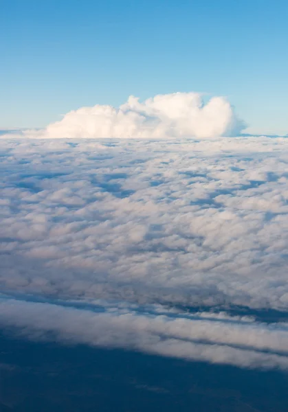 Vista da janela do avião nas nuvens — Fotografia de Stock