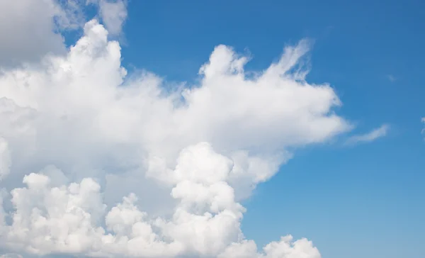 Ciel bleu et nuages fond — Photo