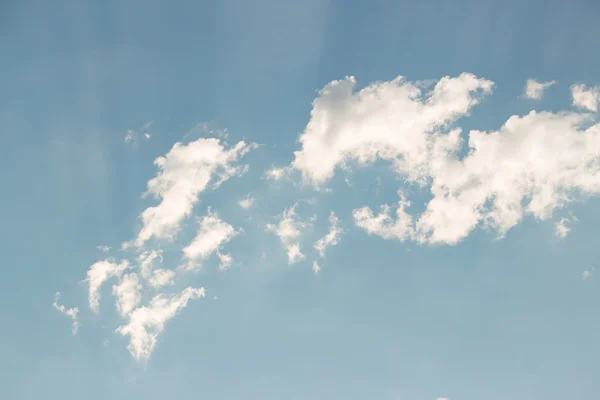 Ciel bleu et nuages fond — Photo