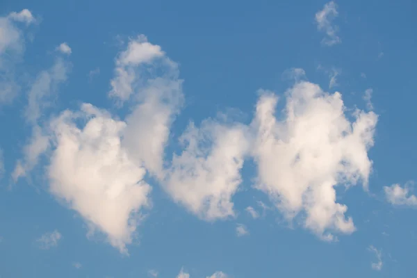 Ciel bleu et nuages fond — Photo