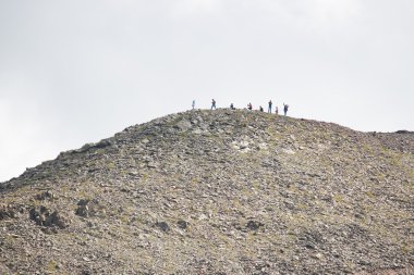 Dombay, Rusya, 22 Ağustos 2016, insanlar tepenin üzerinde fotoğraflandı