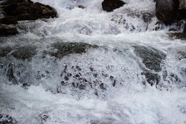 Dağ nehir closeup akşam