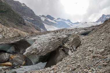 Dağlarda buzul nehirden Başlat