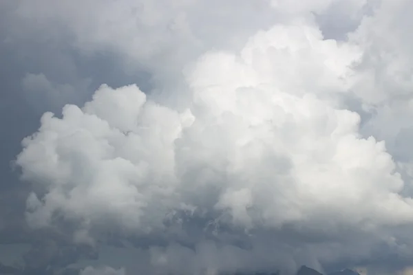 Nuvens escuras, outono à noite — Fotografia de Stock