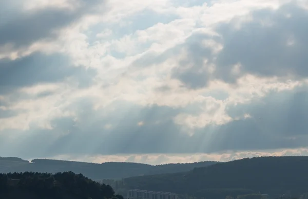Bir bulutlu akşam gökyüzü güneş ışınlarından