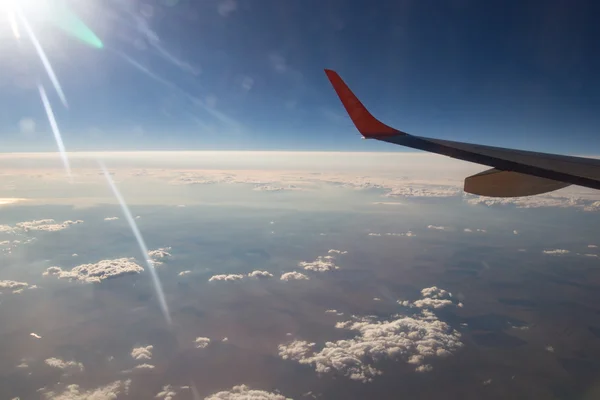 Vue de la fenêtre de l'avion aux nuages — Photo