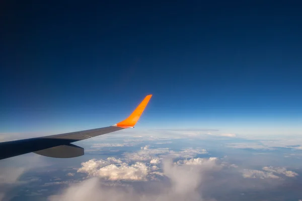 Vue de la fenêtre de l'avion aux nuages — Photo