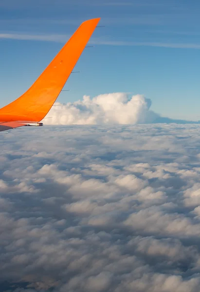 Vue de la fenêtre de l'avion aux nuages — Photo