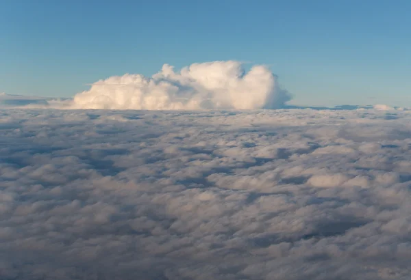 Vue de la fenêtre de l'avion aux nuages — Photo
