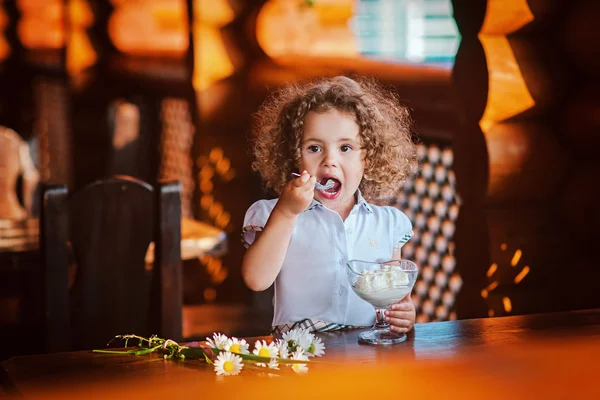 Girl eating cup of ice cream — Stock Photo, Image