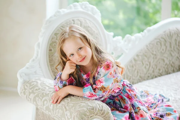 Menina vestindo vestido moderno e elegante — Fotografia de Stock