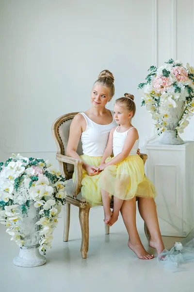 엄마와 딸 꽃 들 사이에서 — 스톡 사진