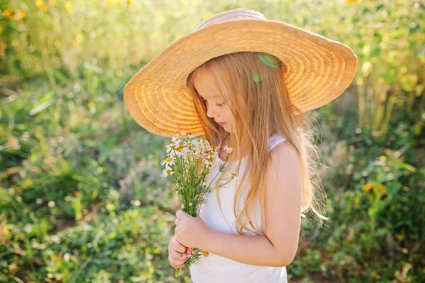 Мила дівчина з польовими квітами — стокове фото