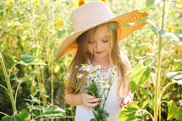 Niedliches Mädchen in Sonnenblumen — Stockfoto