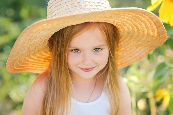 Schattig meisje in stro hoed — Stockfoto