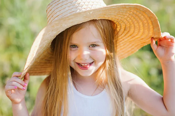 Schattig meisje in stro hoed — Stockfoto